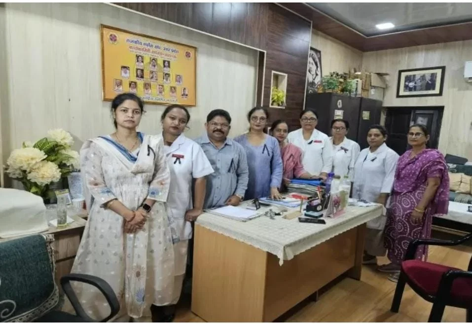 लखनऊ: 13 सूत्रीय मांगों को लेकर नर्सेज का आंदोलन जारी, बलरामपुर चिकित्सालय में काला फीता बांधकर जताया विरोध